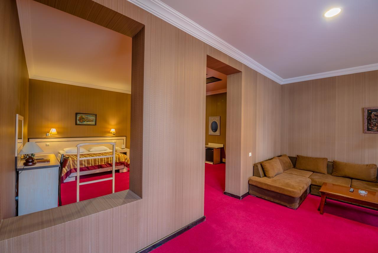 Hotel Rikhe Monika Tbilisi Bagian luar foto